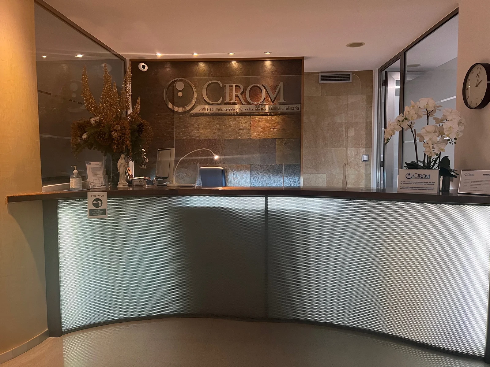 Recepción de Clínica CIROM, clínica dental con tecnología láser en Murcia y Alicante